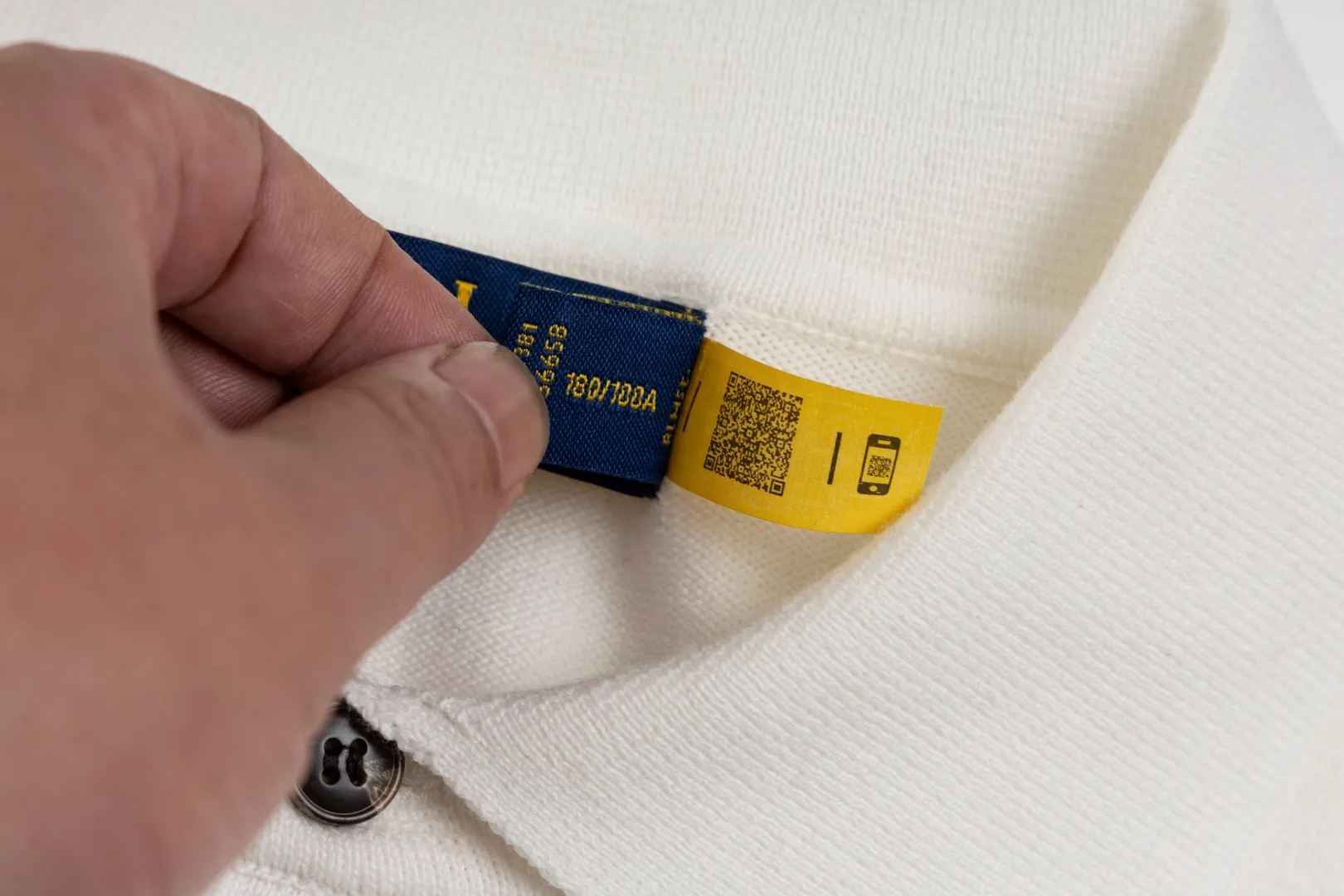 P216 #R81 Ralph Lauren knitted pony embroidered lapel polo shirt three-button pullover open chest long-sleeved sweater Official website synchronization Same style for men and women Sizes: S-XL Color: White Blue Gray Dark Gray Khaki Military Green Navy White Label Navy Blue Red Label Black Red Label Black White Label Pink Classic cotton yarn 100% white cotton High-quality goods Classic styles have always been popular! The workmanship details are very good! The simple lapel polo pullover sweater is always the standard, with classic brand embroidery on the chest! All major stars have the same style! Best for couples. High quality goods! Xinjiang cotton micro-elastic and smooth fabric has excellent quality. Pure cotton is soft and skin-friendly. Size: S M L